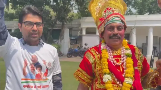 दिल्ली कांग्रेस दफ़्तर में हनुमान का रूप धारण करके आया कांग्रेस समर्थक