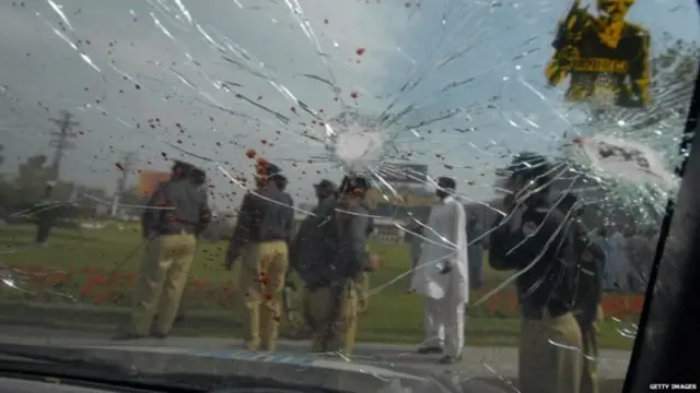 ප්‍රහාරයට ලක් වූ බස් රථයේ වීදුරුවෙන් අවට දිස් වූ අයුරු