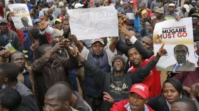 Maelfu ya raia wa Zimbabwe jana walijitokeza barabarani hasa mjini Harare katika jitihada za kuongeza shinikizo za kumtaka rais Mugabe ajiuzuulu