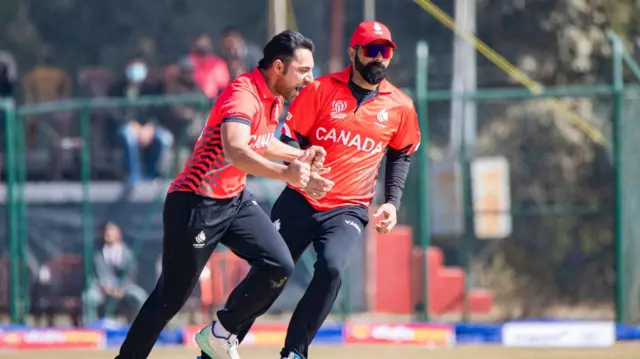 नेपालविरुद्ध बलिङ गर्दै क्यानडाका खेलाडी