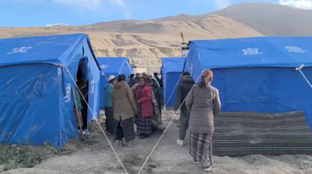 शिगात्से सहरमा भूकम्पपछि विस्थापित मानिसलाई जोगाउन बनाइएको पाल