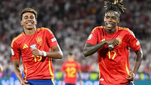 یامال (چپ) و نیکو ویلیامز (راست) با درخشش در خط حمله اسپانیا، توجه همگان را به خود جلب کرده‌اند