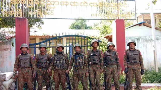 ဂုတ်ကြီးရွာကို စစ်တပ်ပြန်ထိန်းချုပ်ပြီလို့ တယ်လီဂရန်ချန်နယ်တွေမှာ ထုတ်ပြန်နေကြတဲ့ ဓာတ်ပုံ