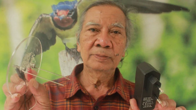 Romo Karjito menunjukkan alat yang dia gunakan saat meneliti air hujan.