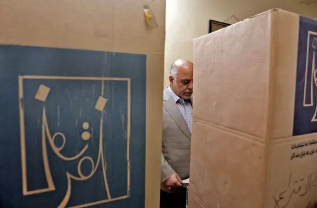 حیدر عبادی در حوزه رأی‌گیری کراده در مرکز بغداد