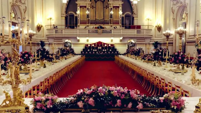 Buckingham Sarayı'nda resmi ziyafetin verildiği balo salonu