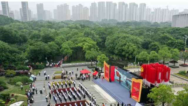 江苏省无锡市党群服务中心（党建主题公园）在城区一座公园内开园。中心以"党旗飘扬" "初心回眸""发展之路""红色体验"等为主题，通过雕塑、多媒体、展厅、拓展项目等形式 ，打造党建学习教育的新基地。