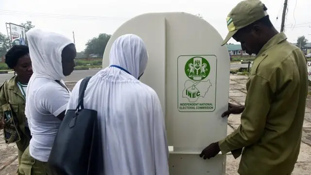 Wasu masu yi wa kasa hidima na shirya rumfar da za a gudanar zabe a Najeriya