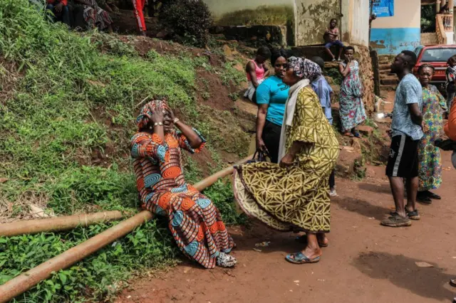 Consternation des proches des victimes de l'éboulement de terrain de Mbankolo à Yaoundé