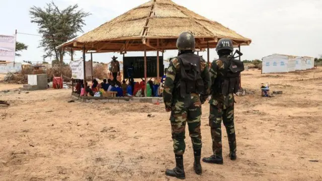 సైనికులు