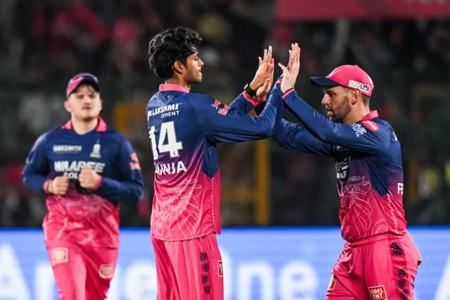 8.75 என்ற எகானமியில் பந்துவீசிய யஷ் ராஜ் புஞ்சா இங்லிஸ், பூரன் என இரு முக்கிய விக்கெட்டுகளைக் கைப்பற்றினார்
