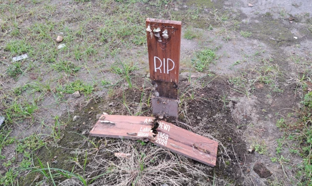 Salah satu makam yang hancur di TPU Ngentak yang terletak di Banguntapan, Bantul.