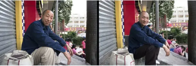 許永揚（右）與離鄉務工的工人換衣拍照。