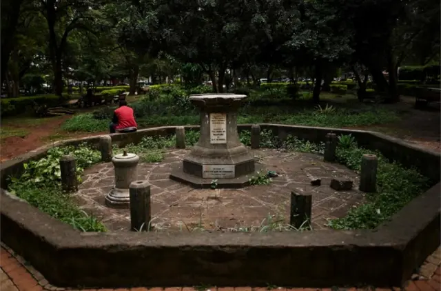 Wani mutum na shakatawa a wurin da aka rushe mutum-mutumin sarauniya Victoria wanda aka samar a 1906, an dai rushe mutum-mutumin ne sakamakon wata zanga-zangar nuna kyamar mulkin mallaka a birnin Nairobi