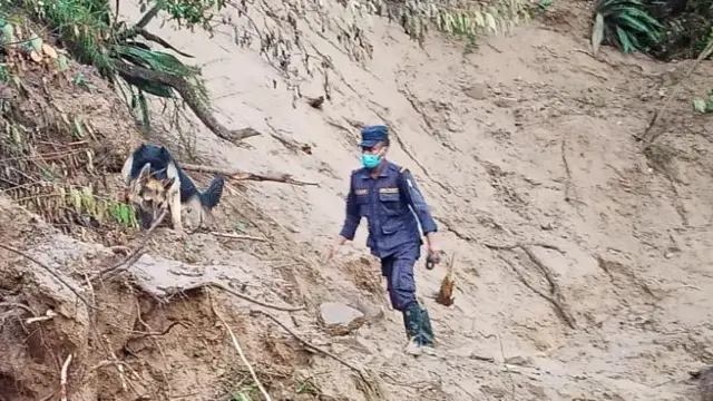 काभ्रेको बनेपामा खोज तथा उद्धार मिसनमा ड्यूटीको क्रममा बिजुली।