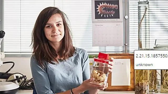 Maggie Georgieva sosteniendo un frasco con un especimen de El Hoff