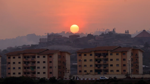 Stade d'Olembe, Yaoundé, Cameroun - 8 janvier 2022 Vue générale du coucher de soleil à l'extérieur du stade d'Olembe avant le match.