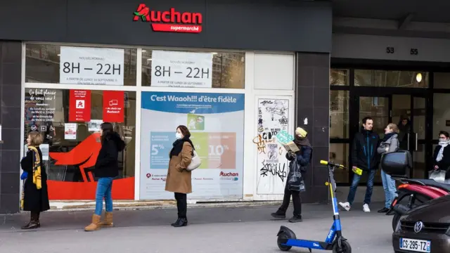 সুপারস্টোরের সামনে লোকে দূরে দূরে দাঁড়িয়ে লাইন দিয়েছেন