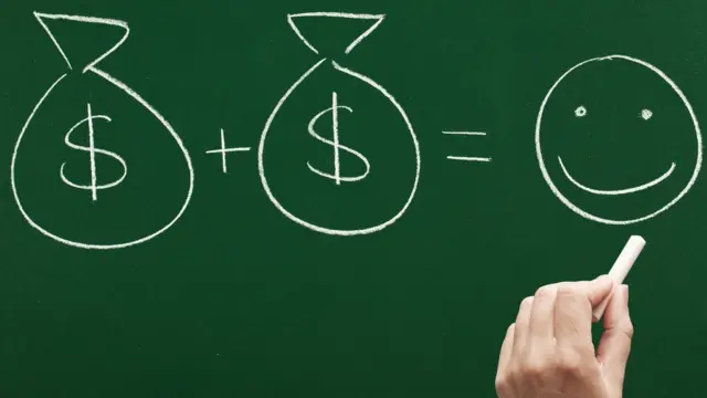 Une formule contenant des sacs d'argent additionnés et le résultat est le bonheur.