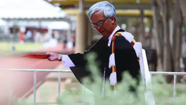 สแตนดี้ สมศักดิ์ เจียมธีรสกุล อดีตอาจารย์คณะศิลปศาสตร์ ภาควิชาประวัติศาสตร์ มธ. ผู้ต้องหาคดี 112 ที่ลี้ภัยไปใช้ชีวิตที่ประเทศฝรั่งเศส