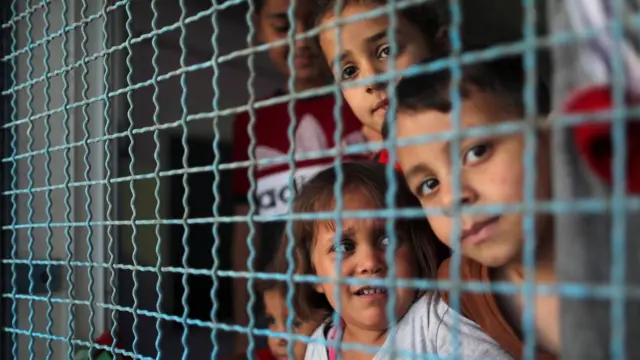 عدد من الفلسطينيين اضطر إلى ترك منازلهم في غزة إلى مدارس الأونروا.