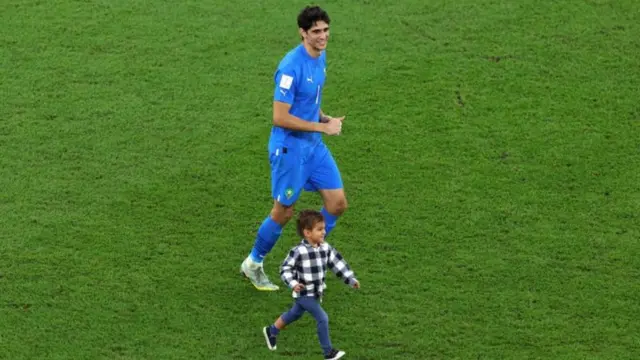 Yassine Bounou et son fils sur la pelouse
