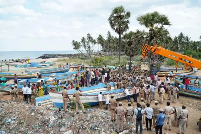 சம்பந்தப்பட்ட இடத்தில் நிறுத்தப்பட்டுள்ள படகுகள்