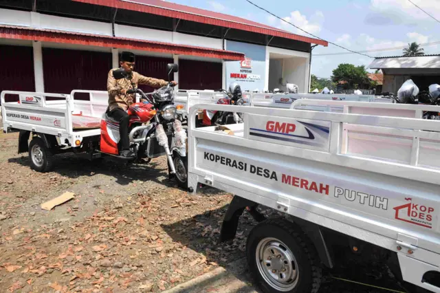Perangkat desa mengendarai kendaraan motor roda tiga operasional Koperasi Desa Merah Putih (KDMP) di Desa Cijengjing, Kabupaten Ciamis, Jawa Barat, Selasa (2/6/2026). PT Agrinas Pangan Nusantara melalui Kodim 0613/Ciamis menyalurkan 50 unit motor roda tiga pada tahap pertama untuk 25 titik KDMP di Kabupaten Ciamis guna mendukung operasional koperasi serta memperkuat pertumbuhan ekonomi desa.