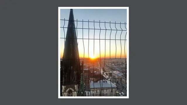 첨탑 너머 해가 지는 모습