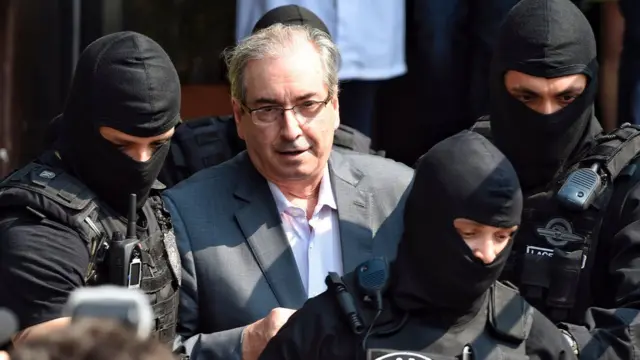 Eduardo Cunha com policiais federais