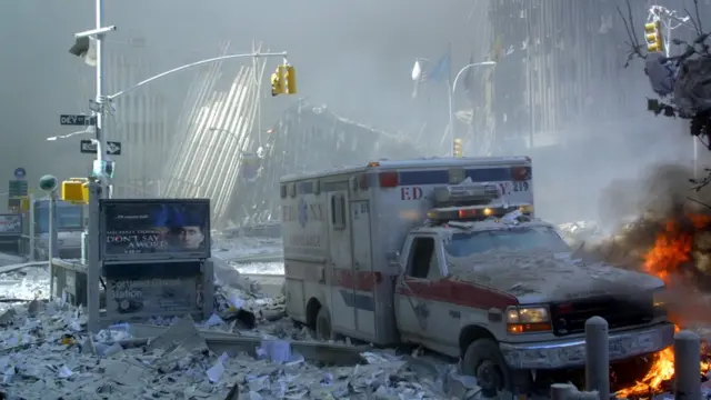 ওয়ার্ল্ড ট্রেড সেন্টারের প্রথম টাওয়ারটি ধ্বংসের পরের চিত্র।