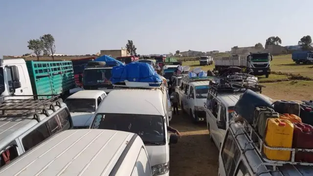 ኣብ ዶብ ኢትዮ- ኤርትራ ደው ዝበላ መኻይን