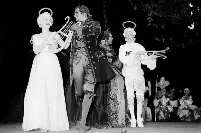 Invitados en una de las legendarias fiestas del Marqués de Cuevas.