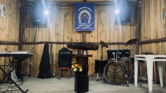 O avanço de igrejas evangélicas em aldeias indígenas: 'Não tem gay, família é sagrada, seguem os mandamentos sem conhecer a Bíblia' Altar com instrumentos musicais