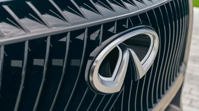 آرم اینفینیتی به صورت سه‌بعدی طراحی شده و با لامپ‌های ال‌ئی‌دی که در شب نورانی می‌‌شود