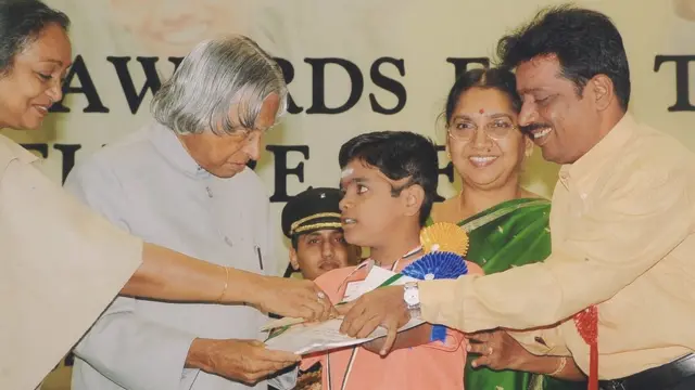 கை, கால்கள் இல்லை, தன்னம்பிக்கையால் வெற்றிகண்ட இளைஞர்