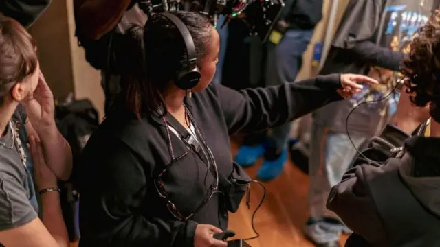 وردة محمد المخرجة تقف بين طاقم التصوير