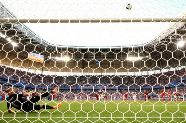 El balón se va por encima del travesaño en un penalti que condicionó la participación de Perú en el Mundial de Rusia 2018.