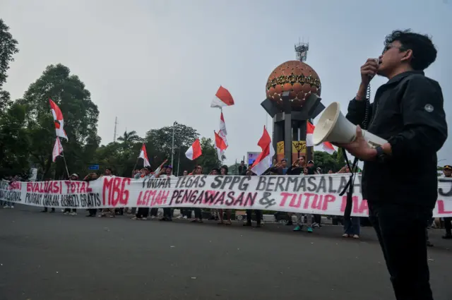 Peserta aksi yang tergabung dalam Lingkar Aspirasi Publik (LAP) melakukan orasi saat unjuk rasa di Tugu Adipura, Kota Tangerang, Banten, Rabu (10/6/2026). Aksi tersebut menuntut evaluasi total program Makan Bergizi Gratis (MBG) dan usut tuntas kasus korupsi di Badan Gizi Nasional (BGN) agar program berjalan dengan baik melalui perbaikan tata kelola dengan pengawasan ketat serta transparan. 