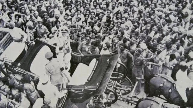 ભીડ વચ્ચે માઉન્ટબૅટન દંપતિ