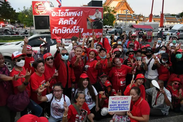 คนเสื้อแดงร่วมฉลองวันเกิดให้ ทักษิณ ชินวัตร อดีตนายกฯ เมื่อ 26 ก.ค. 2565