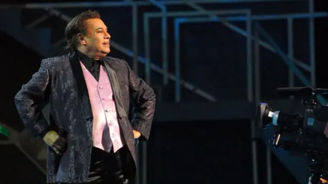 "Un pájaro enjaulado canta porque quieren que lo saquen, no por gusto", decía Juan Gabriel.