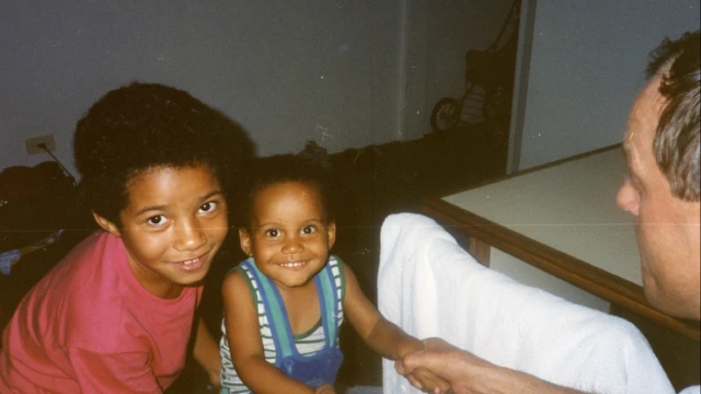 Christina y su hermano Patrik Rickardsson cuando eran niños.