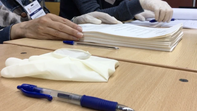 Na listiću je ukupno 21 partija i koalicija. Blok opozicionih partija predvođenih Savezom za Srbiju bojkotuje izborni proces