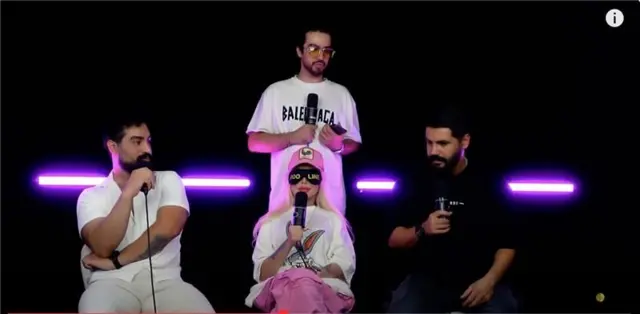 نمایی از یک بلاینددیت با زن جوان در وسط و سه مرد در اطرافش