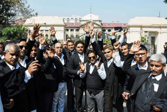जस्टिस यशवंत वर्मा के तबादले पर हड़ताल करते वकील