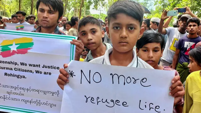 ဒုက္ခသည်အဖြစ်ဆက်မနေလိုတော့ဘူးလို့ ဘင်္ဂလားဒေ့ရှ်ဒုက္ခသည်စခန်းက ဒုက္ခသည်တွေ တောင်းဆိုနေကြ