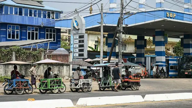 ဆီဆိုင်တစ်ခုရှေ့မှာတန်းစီနေတဲ့ ဆိုက်တွဲတွေ