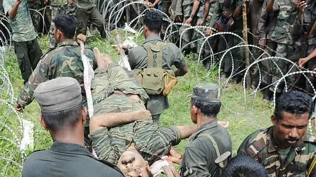 এলটিটিই প্রধান প্রভাকরণের মৃতদেহ বহন করে নিয়ে যাচ্ছে শ্রীলঙ্কার সেনাবাহিনী