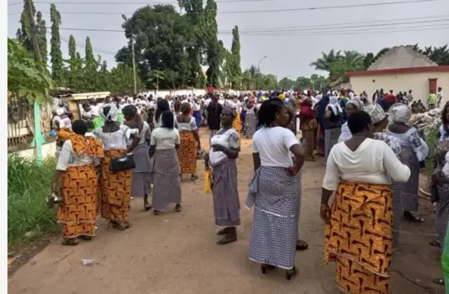 Ụmụnwaanyị na-eme ngagharịiwe maka mwakpo ndị a sị bụ otu Ebubeagu